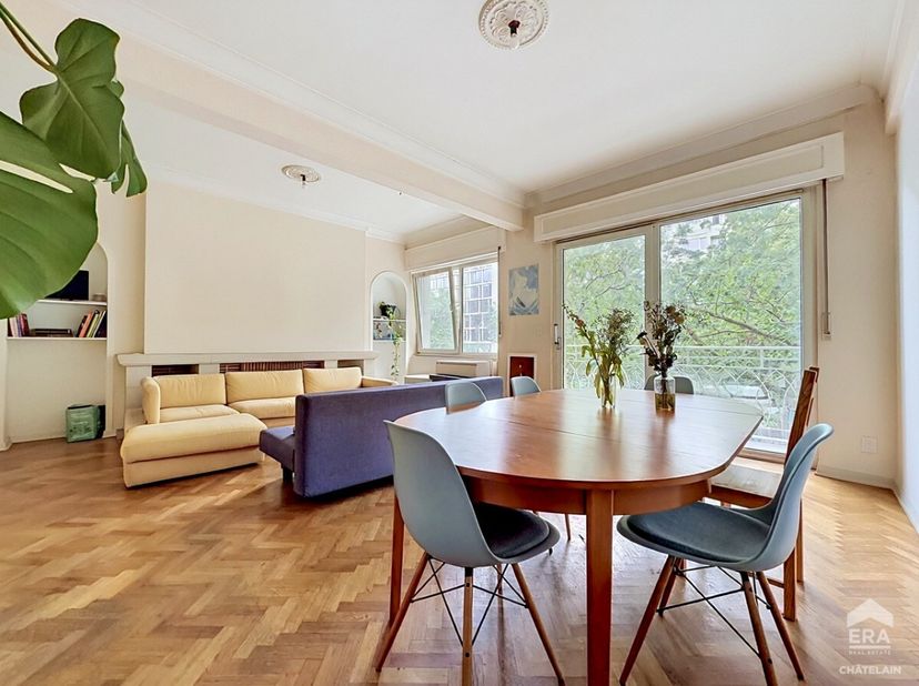 Situé dans le prestigieux quartier Louise, ce superbe duplex 4 chambres de 180 m² (surface brute PEB) séduira par ses volumes exceptionnels, son agenc