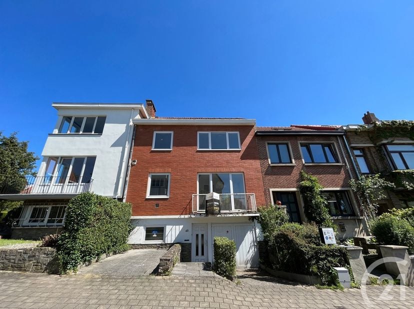 In de onmiddellijke nabijheid van het openbaar vervoer (metrolijn 5 – Station Beaulieu), winkels en alle faciliteiten van Oudergem, aangename woning v