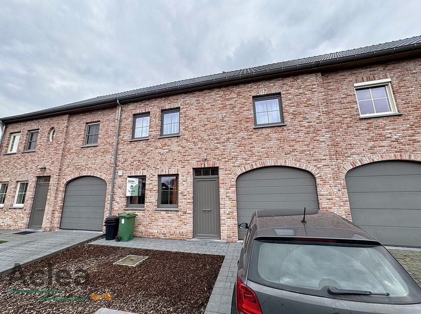 Deze recente nieuwbouw is in goede staat. De woning is gelegen in een rustige wijk &amp;nbsp;en dichtbij het centrum van Eeklo.&amp;nbsp;<br />
De rustige wij