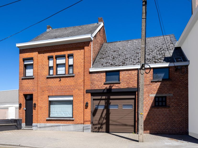 Deze ruime woning in het hart van Schoonaarde bestaat uit een inkom met trap, een leefruimte en aparte (volledig geïnstalleerde) keuken, een gerenovee