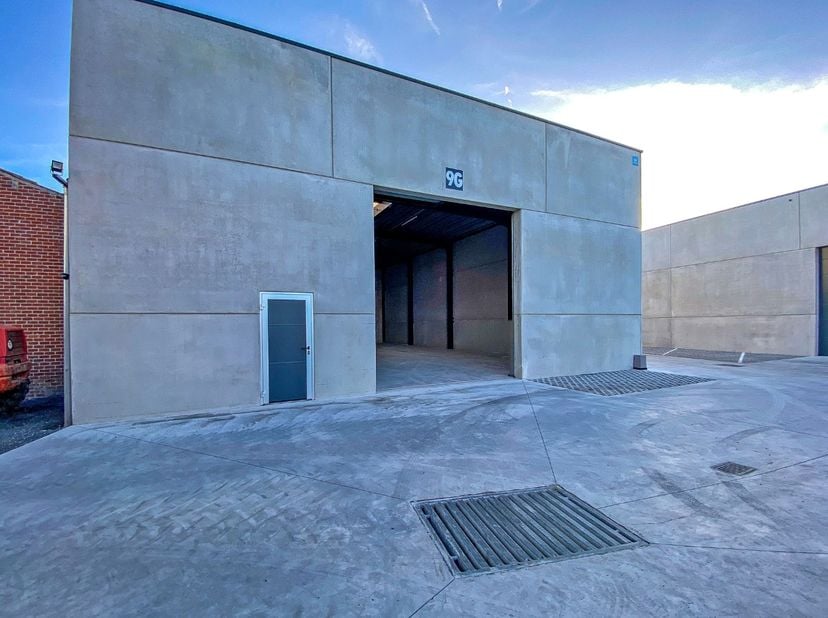 Geïsoleerde nieuwbouwloods 9G (loods 2) te huur op een industrie- ambachtzone te Vleteren. Deze loods is gebouwd in 2025 en beslaat een oppervlakte va