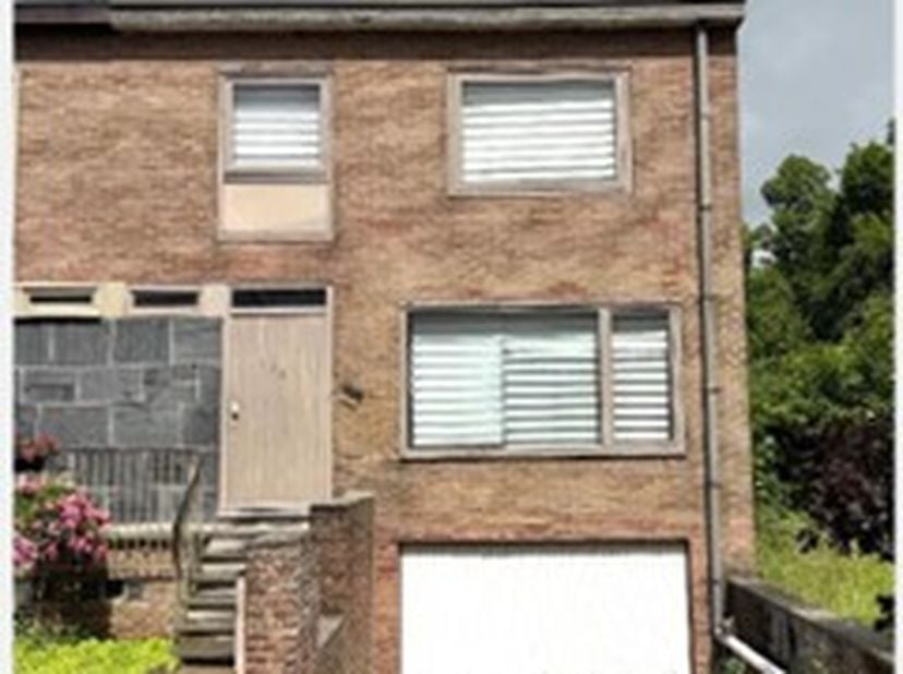 TE RENOVEREN BEL-ETAGE -<br />
Te renoveren halfopen bel-étagewoning, omvattende: <br />
1e verdieping: inkom met ingebouwde kast, toilet,  living met