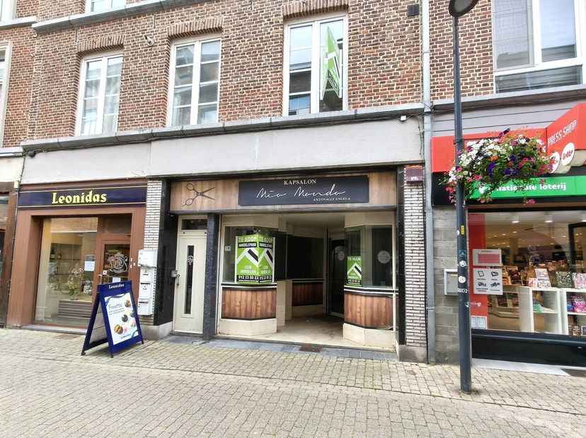 Deze handelsruimte is gelegen in de Sint-Truiderstraat, een gezellige winkelwandelstraat, vlak aan de Grote Markt van Tongeren. <br />
De totale opper