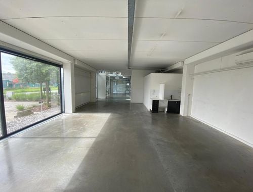                                         Rez-de-chaussée commercial à louer à Kruibeke, € 2.090
