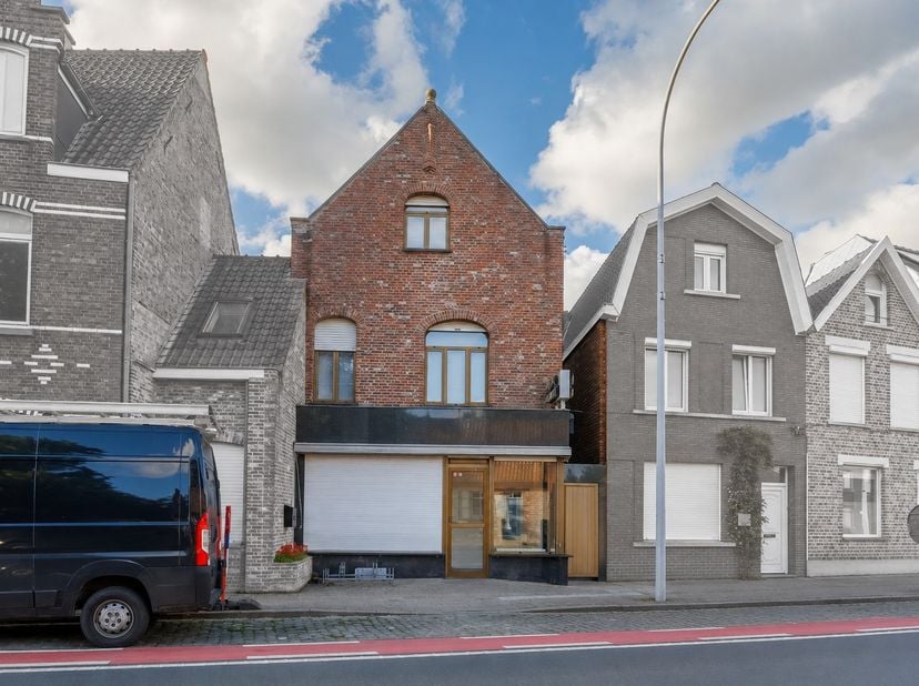 Dit HANDELSHUIS MET WOONGELEGENHEID is gelegen langs een COMMERCIELE HOOFDSTRAAT, de Moerkerkse Steenweg! Op wandelafstand van het CENTRUM, openbaar v