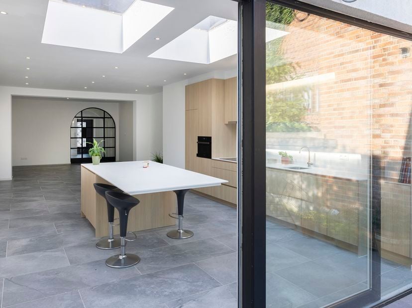 Te koop: volledig vernieuwde interbellumwoning – Toekomststraat 45, 8500 Kortrijk<br />
<br />
Deze stijlvol vernieuwde woning combineert karakter met