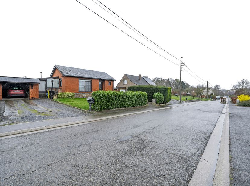 We Invest Hesbaye biedt deze bungalow met 4 gevels aan, gelegen in Braives in een rustige en landelijke omgeving.<br />
Indeling:<br />
Inkomhal, woon