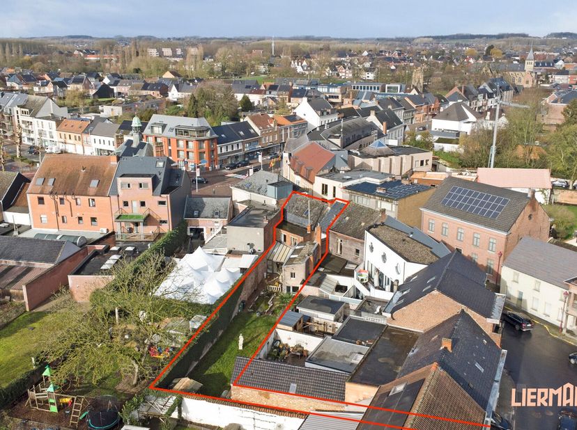 Deze projectgrond bevindt zich in het hart van Herzele, vlak bij de Markt met het Schepenhuis en de Groenlaan, waar zich tal van winkels en horecazake