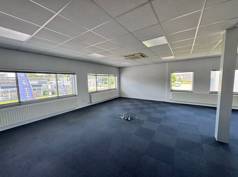 Situé au 24 Terbekehofdreef à Wilrijk, cet immeuble de bureaux modernisé offre un environnement de travail inspirant dans la périphérie sud dynamique