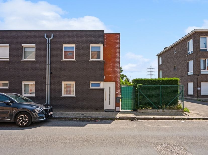 Deze verzorgde gezinswoning in Wondelgem biedt een mooie combinatie van ruimte, comfort en energiezuinig wonen. Dankzij het EPC-label B en de zonnepan