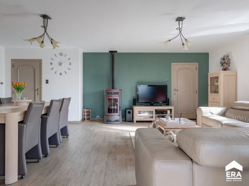 À vendre : maison ouverte située Biegrachtstraat à Genk, sur un terrain orienté ouest de 22 ares. Construite en 1979, cette propriété offre 300 m² de