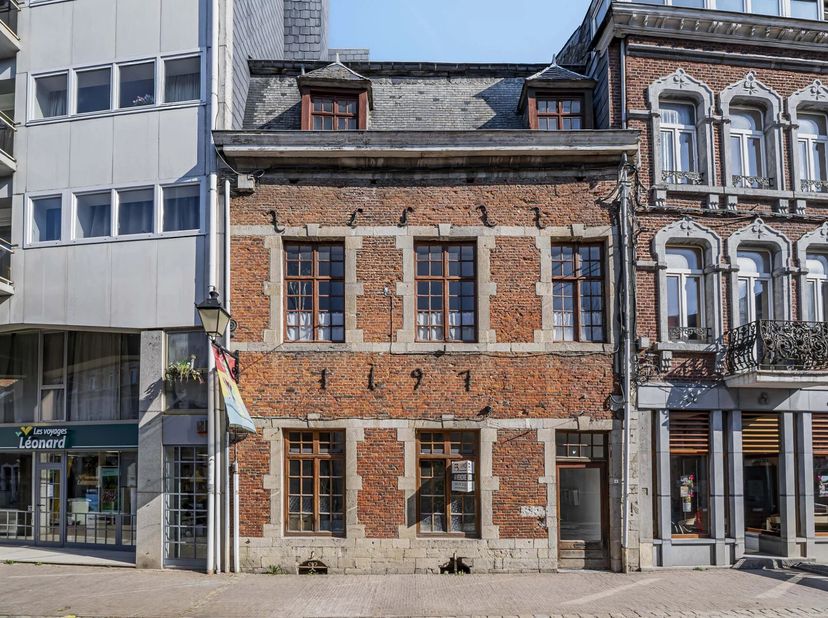 OPTION OPTION Renseignements et visites au 0478622452 (IPI 515.531). EBIMMO vous présente un immeuble de rapport idéalement situé dans le centre-ville