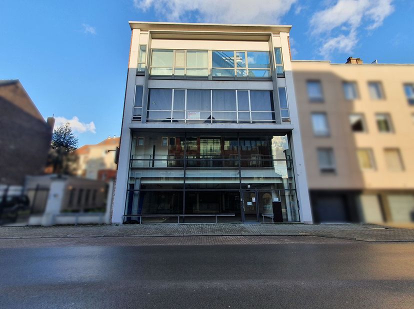 Ce bâtiment commercial avec bureaux est situé au rez-de-chaussée et au premier étage d'un immeuble moderne au cur d'Audenarde, avec un emplacement trè