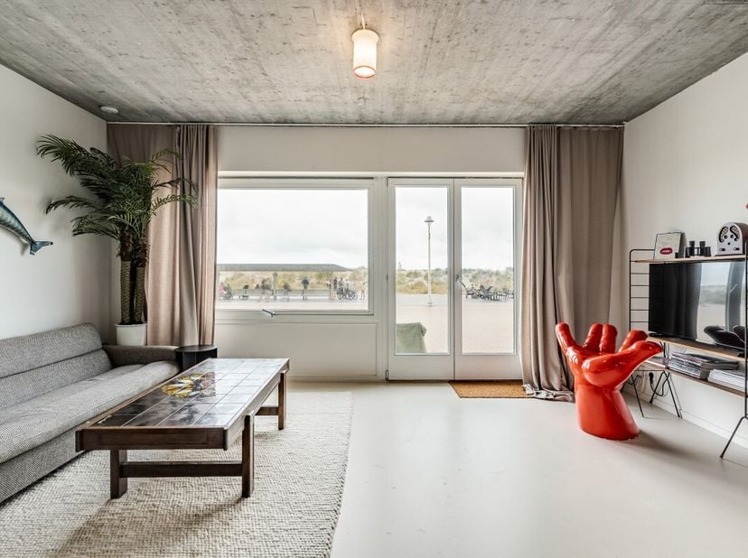 Ruim gerenoveerd appartement op de Zeedijk van Nieuwpoort met zicht op zee en duinen. Dit prachtig gerenoveerde appartement combineert ruimte, comfort
