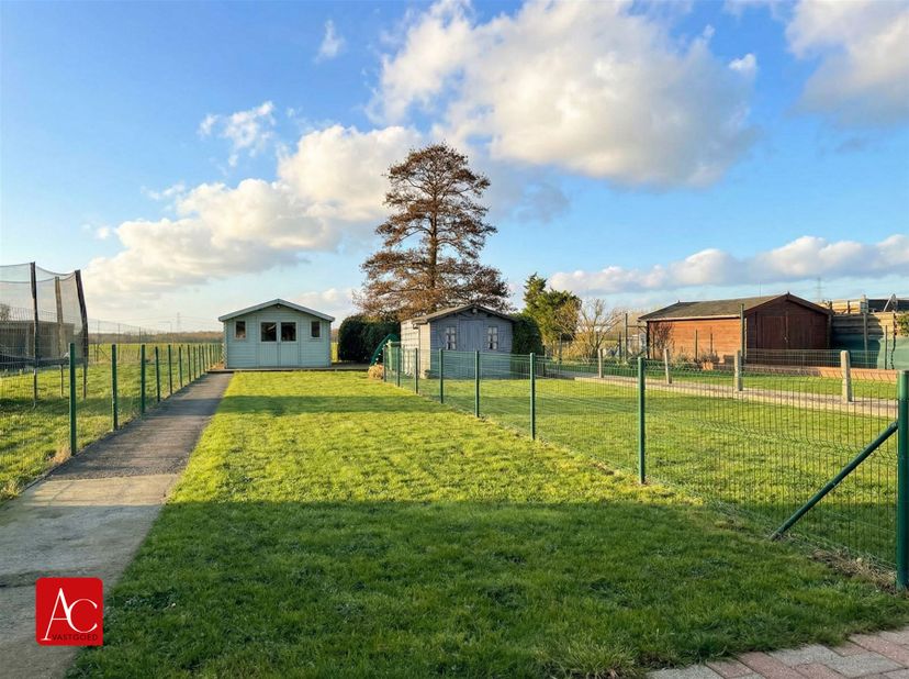In de Fabriekstraat in Kallo wacht een charmante en verrassend ruime gezinswoning op nieuwe bewoners. <br />
Met 195 m² woonoppervlakte, vier slaapka
