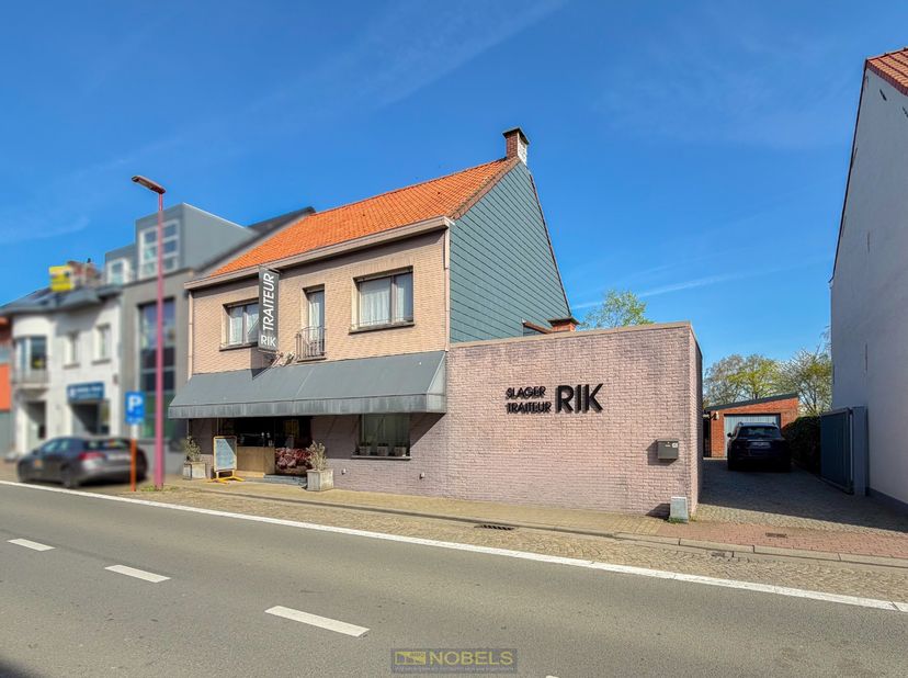 VEELZIJDIGE EIGENDOM bestaande uit een HANDELSPAND (voormalige slagerij ) en RUIME GEZINSWONING (bew opp van circa 325m²), gelegen op een UITERST CENT