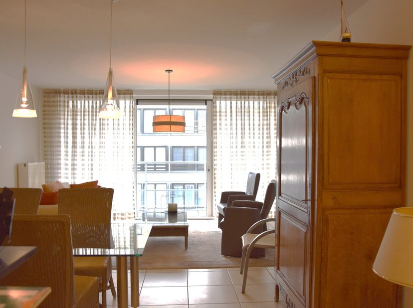 Dit prachtig appartement, volledig gemeubelde appartement biedt een subtiel zijdelings zeezicht én rechtstreeks uitzicht op het strand van Zeebrugge –