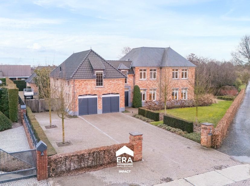 Deze prachtige woning in Bree, is gelegen op een residentiële locatie op een boogscheut van het centrum. Deze riante villa (bwj 2011) is met hoogwaard