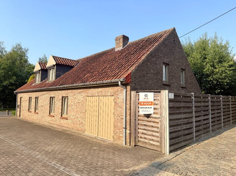 In een rustige straat in Sint-Baafs-Vijve bevindt zich deze charmante open bebouwing op een volledig omheind hoekperceel van 406 m². Deze woning is in