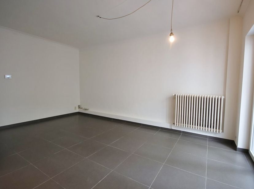 Ruime stadswoning nabij het station, park en op wandelafstand van het centrum.<br />
<br />
Op het gelijkvloers vindt u naast de inkomhal, een inpandi