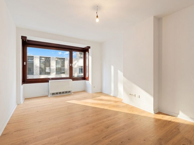 Duplex spacieux et lumineux avec 2 chambres et espace bureau, situé Witte Nonnestraat 53 bus 2V-3V à Ostende.Cet agréable appartement bénéficie dun em