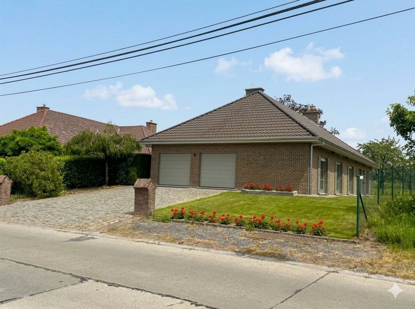 Grote gelijkvloerse vrijstaande villa met 4 slaapkamers, garages en grote beboste tuin.<br />
Deze villa biedt 140 m² woonruimte (exclusief zolder en