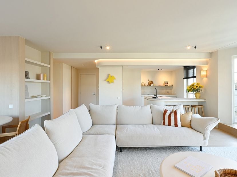 Hoogwaardig hoekappartement in het prestigieuze domein Tennis Gardens, ideaal gelegen nabij het strand en de zee, omringd door een prachtig privépark