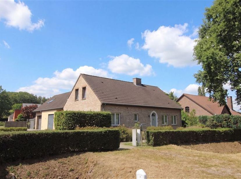 WONING IN DIEST - UNIEKE KANS<br />
<br />
 Deze woning met commercieel gedeelte in Diest presenteert zich als een goed onderhouden eigendom met veel