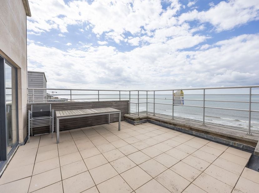 Penthouse met panoramisch uitzicht in residentie Mara Vista te Middelkerke. Ontdek deze penthouse op de 10de verdieping. Dankzij de uitzonderlijke lig