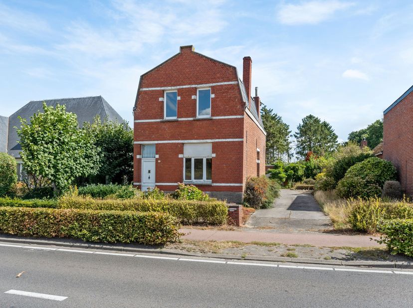 Compleet te renoveren woning op perceel van +/- 1.010m² in Hoogstraten. Gunstige locatie vlakbij de Nederlandse grens<br />
Het perceel is oostelijk g