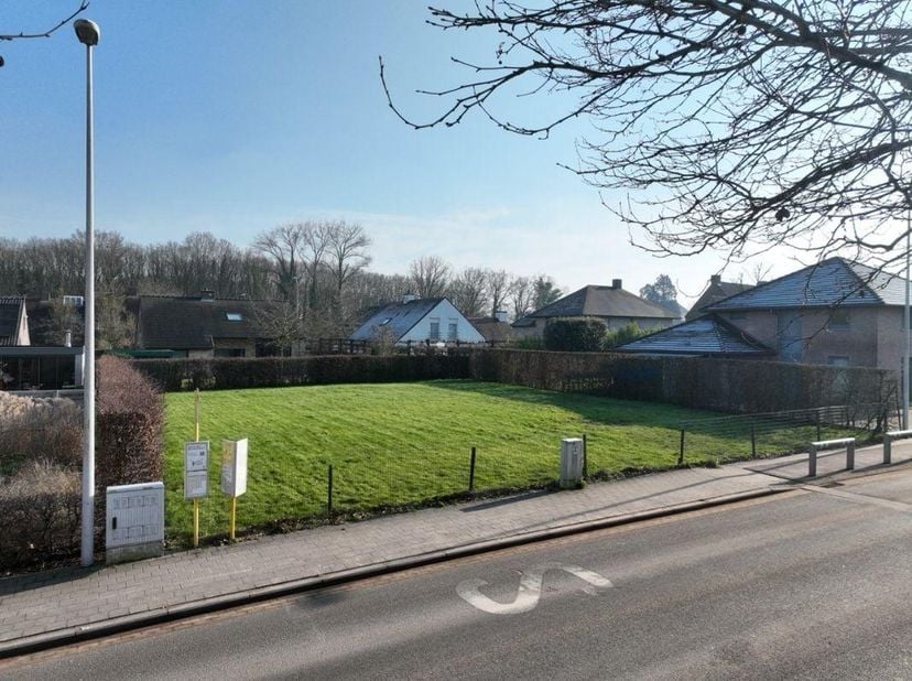 Bouwgrond 667 m²<br />
<br />
Gepubliceerde prijs is een instelprijs<br />
<br />
De algemene voorwaarden van Dewaele DIY kunt u steeds raadplegen via