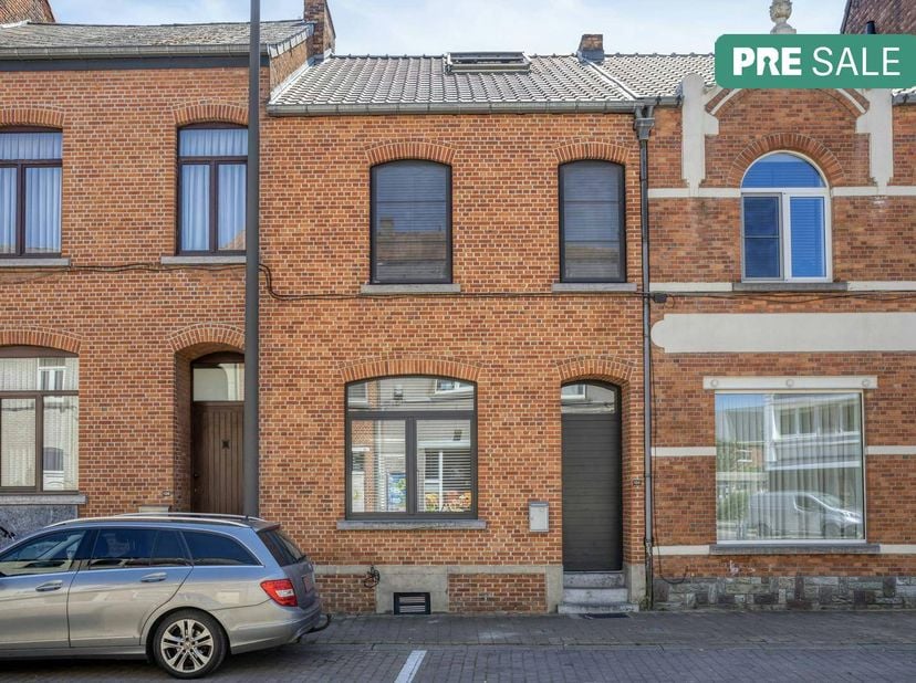 Deze woning, oorspronkelijk gebouwd in 1930 en gerenoveerd in 2009, combineert authentieke charme met hedendaags wooncomfort. Met een bewoonbare opper