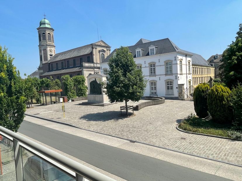Prachtig  ruim energiezuinig appartement in het centrum.<br />
Het appartement beschikt over  een inkomhal met vestiaire , toilet, badkamer voorzien v
