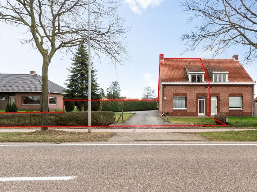 Te renoveren gezinswoning met 3 slaapkamers op 1.110 m²<br />
Omschrijving<br />
Gelijkvloers<br />
Via de inkomhal betreedt u de woning. De leefruimt