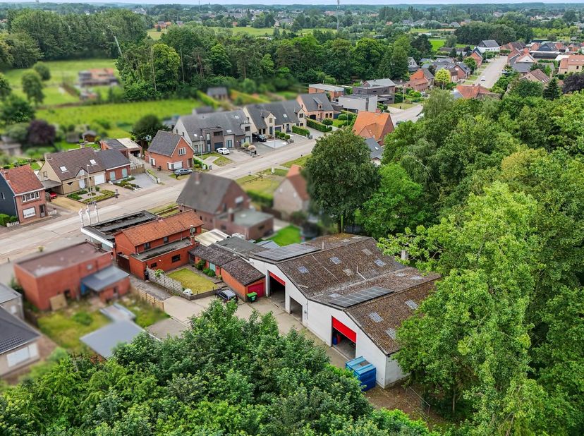 Veelzijdig bedrijfsdomein met woning, showroom en twee volledig vergunde magazijnen en aanpalend bos op een ruim perceel 4.631m².<br />
Op zoek naar