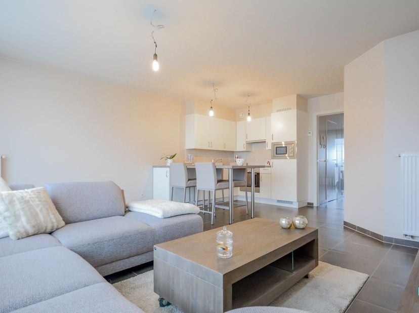 <br />
Dit 2-slaapkamerappartement van ca. 65 m² (volgens EPC-attest) bevindt zich op de vierde verdieping van residentie Fairy I. Dankzij de gunstige
