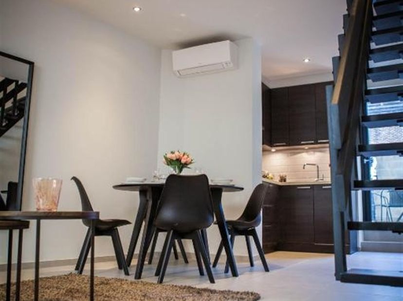 En 2022, cette maison proche du Vismarkt et de la Dijle, a été rénovée, avec notamment de nouvelles fenêtres en PVC, avec triple vitrage. Elle a égale