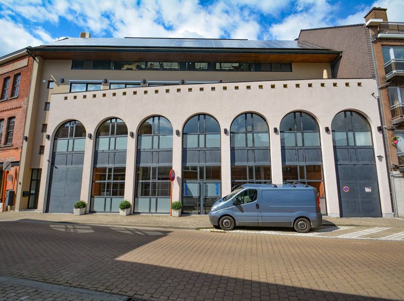 Ce bureau à louer d'environ 206 m² est situé à un endroit stratégique et facilement accessible à Izegem. Située sur le Nederweg, votre entreprise béné