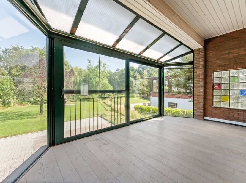 Centraal gelegen in Onze-Lieve-Vrouw-Waver vinden we deze ruime vrijstaande woning terug op een perceel van maar liefst 1.000 m². Dankzij de praktisch