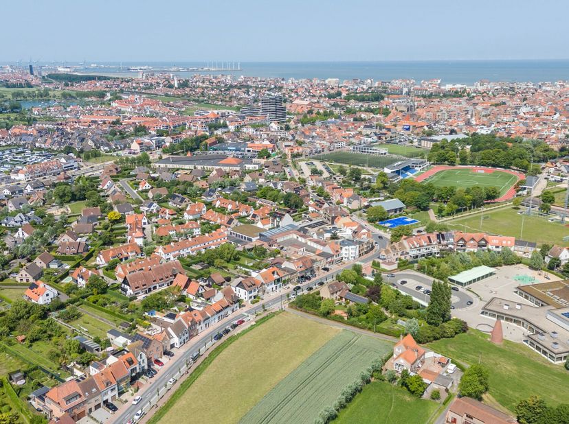 Interessante investeringskans in het centrum van Oud-Knokke. Deze vergunde residentie (bouwjaar 2000) omvat 3 vergunde appartementen, een garagebox en