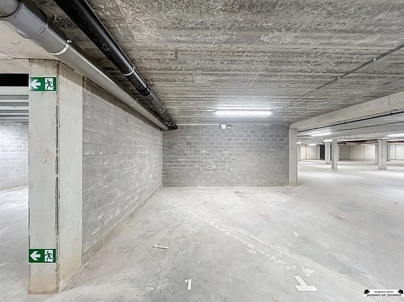 Parking souterrain dans le projet Goorbos<br />
<br />
Ces places de parking sont situées sous le nouveau projet Goorbos.<br />
L'entrée se fait pa