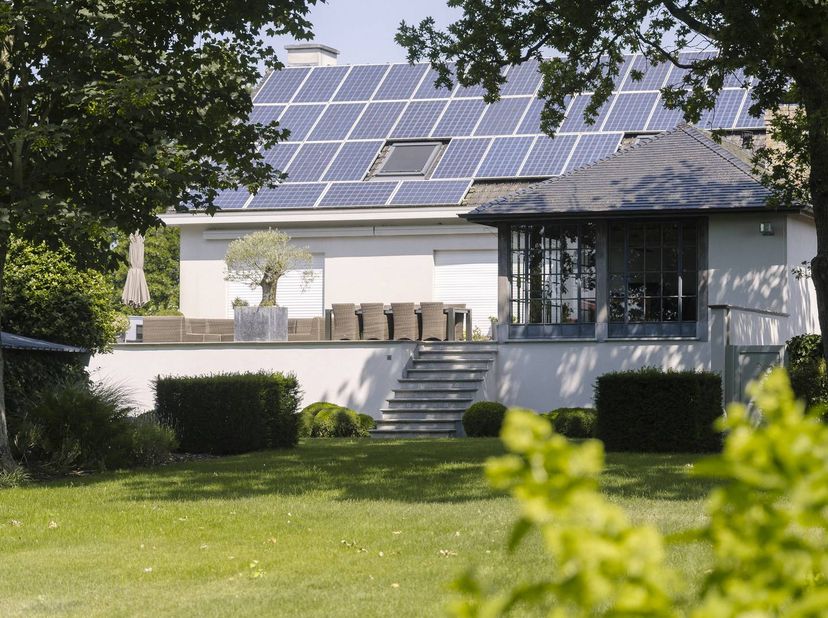 Op een residentiële toplocatie nabij de duinen in Oostduinkerke ligt deze statige, instapklare villa op een ruim perceel van 1768 m². De woning werd i
