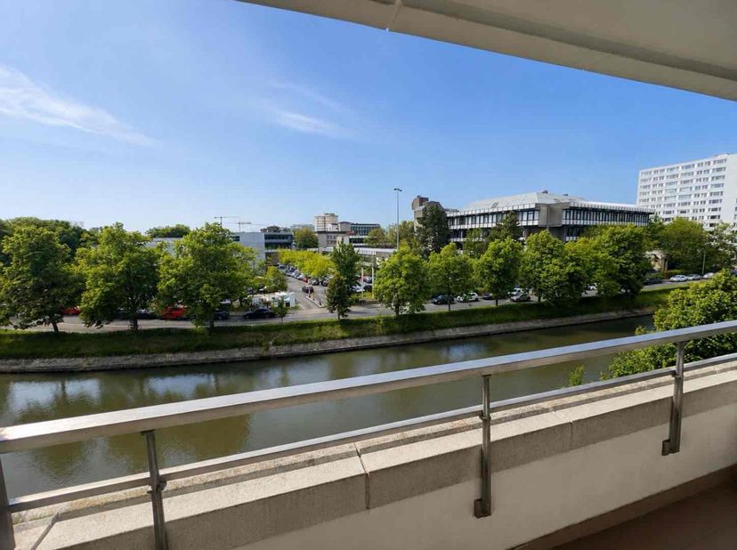 Dit verzorgd appartement van 62 m² bevindt zich op een uitstekende ligging aan de Eedverbondkaai, langs de Leie en vlakbij de Coupure en station Gent-