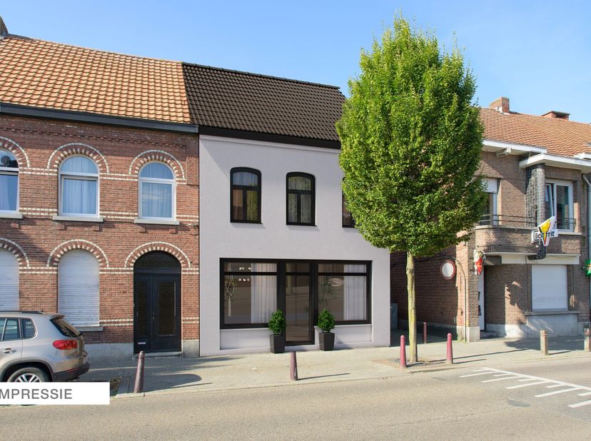 Unieke opportuniteit te centrum Sint-Lenaarts. Op twee percelen gelegen, maar in één geheel verkocht, een handelswoning vooraan bestaande uit een voor
