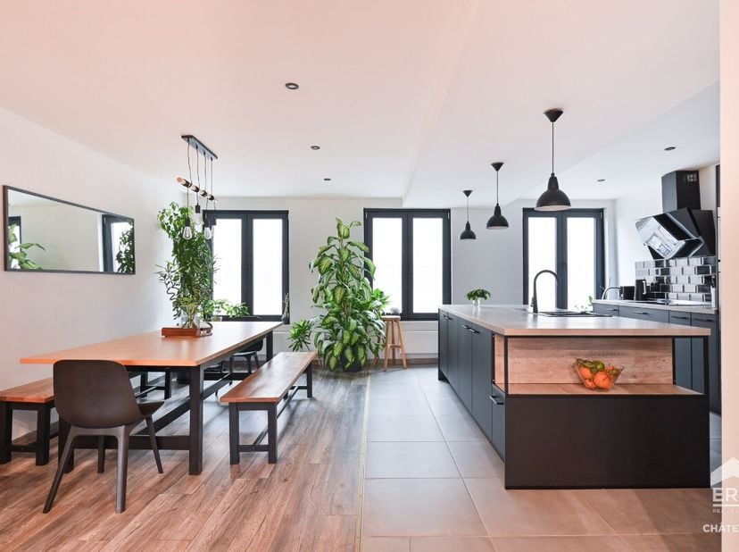 Volledig gerenoveerd duplexappartement met 2 slaapkamers te koop  Sint-GillisOntdek dit prachtig volledig gerenoveerd duplexappartement, ideaal gelege
