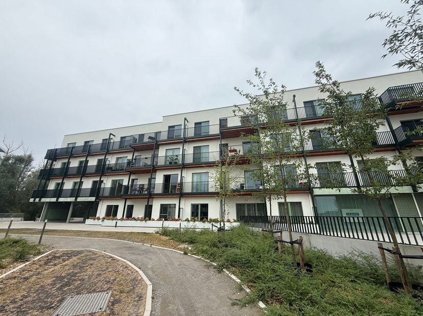 Op een uitstekende en centrale ligging in Sint-Denijs-Westrem, aan The Loop in Gent, bevindt zich dit aangename en energiezuinige nieuwbouwappartement