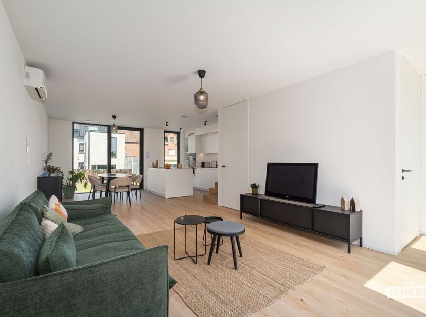 Cette maison neuve, prête à emménager et écoénergétique, est située dans un quartier calme d'Herzele.<br />
Elle offre une distribution fonctionnelle