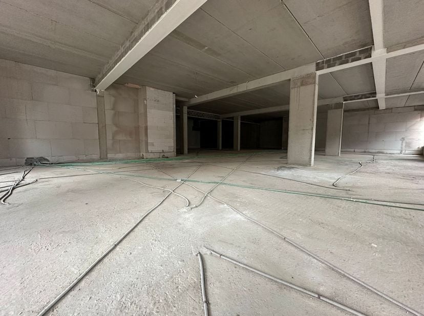 Gunstig gelegen commerciële ruimte midden in het centrum van Herenthout op de hoek Molenstraat - Zwanenberg<br />
<br />
Deze commerciële ruimte is