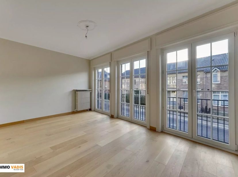 Op een uitstekende locatie, op wandelafstand van het centrum van Tongeren, bevindt zich deze ruime en functioneel ingedeelde woning. Dankzij de doorda