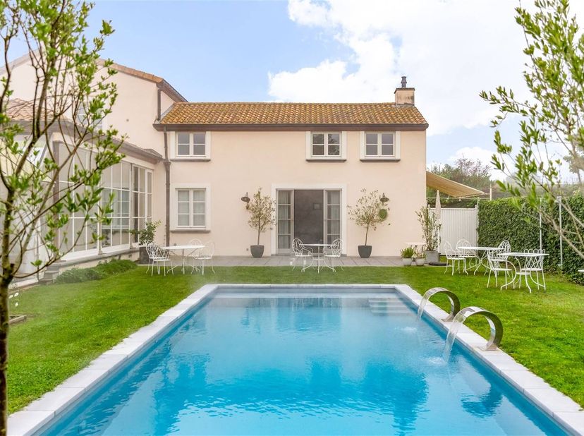 Lumière, espace et confort sont le fil conducteur de la villa. Grâce aux baies vitrées, l'espace de vie spacieux s'intègre parfaitement à la terrasse
